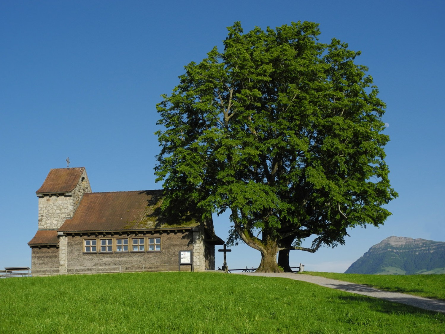 Die Kapelle Michaelskreuz mit den uralten Linden.